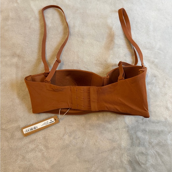 SKIMS Wireless Strapless Bra - Bronze 32C - Picture 4 of 6